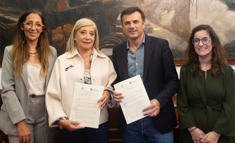 Blanca Fernández, decana-presidenta del COOOA; y Bruno García, alcalde de Cádiz (centro), junto a Laura Vitini, delegada del COOOA en Cádiz (izquierda), y Gloria Bazán, concejala de Salud (derecha)