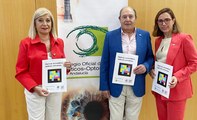  Blanca Fernández, Manuel Aguilar y Begoña Antolín, decana-presidenta del COOOA, contador y secretaria general, respectivamente, durante la presentación de la iniciativa